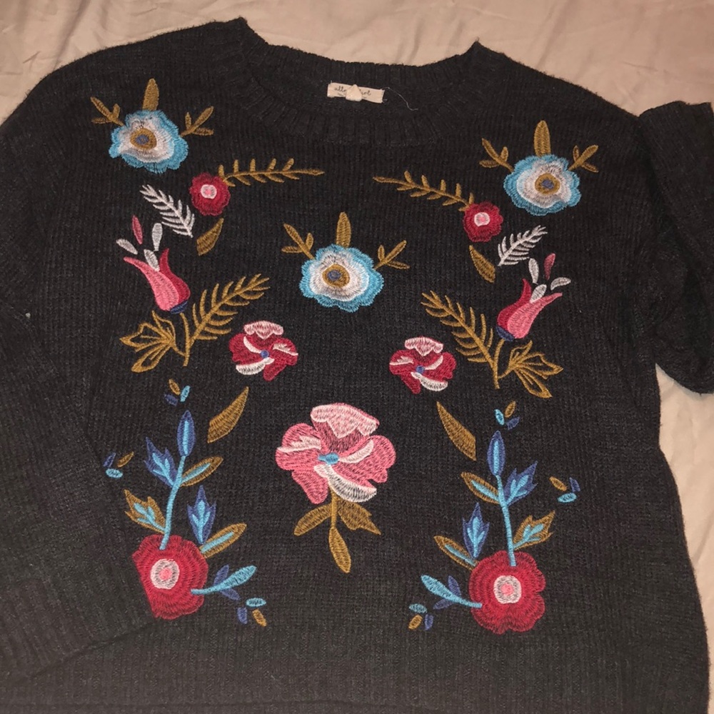 ❤️4/$10 Cute Floral Embroidered Grey Sweater